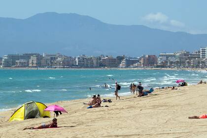 La gente disfruta del clima soleado en la playa de Palma en Palma de Mallorca el 15 de junio de 2020