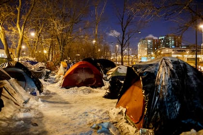 La gente duerme en carpas el 29 de enero, en Chicago. Los funcionarios de toda la región se centraron en proteger a las personas vulnerables del frío, incluidas las personas sin hogar, los ancianos y las personas que viven en viviendas precarias.