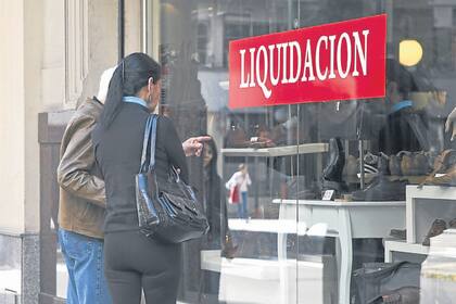 La gente, en busca de buenos precios.