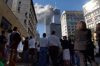 La gente en el bajo Manhattan ve salir el humo del World Trade Center de Nueva York