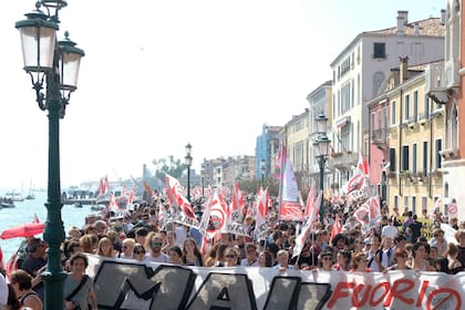 La gente en la calle de Venecia protesta contra los grandes cruceros que contaminan la vista de la ciudad de los enamorados.