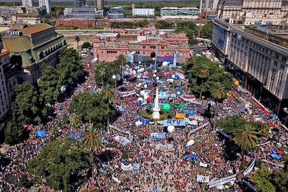 La gente en la Plaza de Mayo desde el drone de LA NACION
