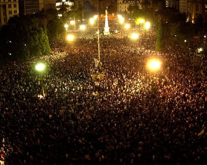 La gente en la Plaza de Mayo, en las primeras horas del 20 de diciembre de 2001