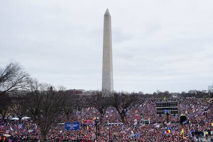 La gente espera en el National Mall fuera de un perímetro de seguridad para un mitin de partidarios del presidente de Estados Unidos, Donald Trump, desafiando los resultados de las elecciones presidenciales, el 6 de enero de 2021 en Washington, DC