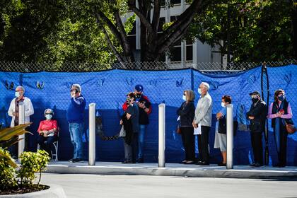 La gente espera en fila para obtener la vacuna contra el coronavirus en el centro de rehabilitación Christine E. Lynn en Florida