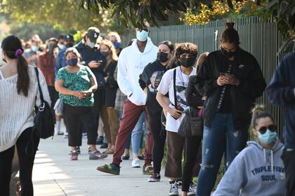 La gente espera en fila para las pruebas de coronavius en San Fernando, California, en noviembre pasado