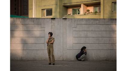 La gente espera en una calle en Pyongyang