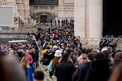 La gente espera en una fila para entrar a la Basílica de San Pedro en el Vaticano. (Foto AP/Andrew Medichini)