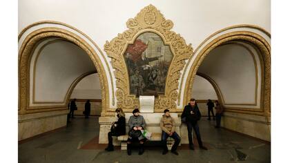 La gente espera para el tren en la estación de metro Kievskaya en Moscú, Rusia,