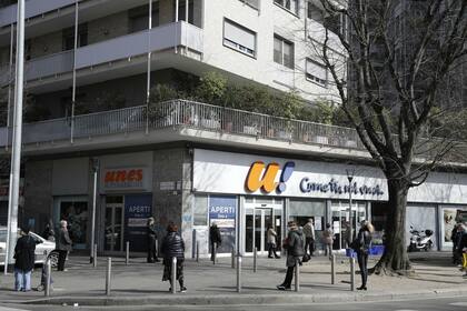 La gente espera para ingresar en un supermercado de Milán; la falta de alimentos y nafta también puede ser un motivo por el que la mafia tome ventajas