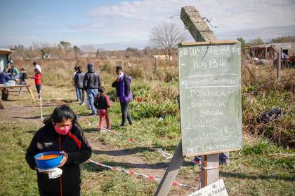 La gente espera para retirar la comida