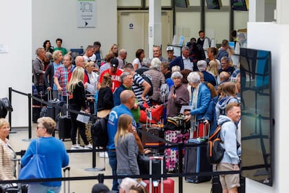 La gente espera un vuelo en el aeropuerto de Ostende, Bélgica, el 20 de junio de 2022. 