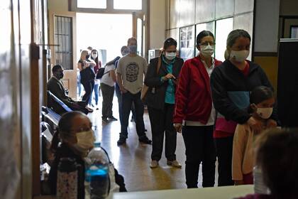 La gente hace cola para aplicarse la vacuna contra la gripe en Asunción, el 9 de junio de 2020, en medio de la pandemia de coronavirus