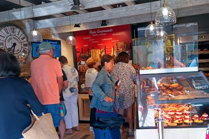 La gente hace cola para comprar croissants en una de las tantas patisseries de La Baule, en Francia