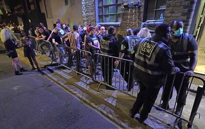 La gente hace cola para ingresar al club nocturno Egg en Londres después de que se levantaran las restricciones legales finales sobre el coronavirus en Inglaterra a la medianoche