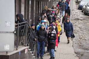 Miles de rusos se amontonan en los bancos para retirar sus ahorros tras la fuerte caída del rublo