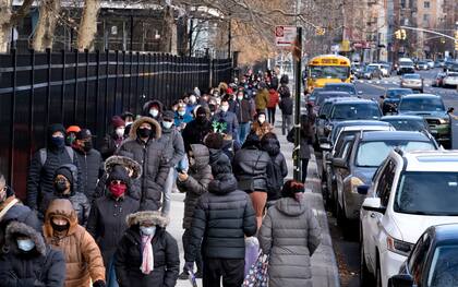 La gente hace fila para recibir los kits de prueba para detectar el COVID-19 mientras se distribuyen en el vecindario del Lower East Side en el distrito de Manhattan de Nueva York, el jueves, 23 de diciembre de 2021