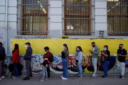 La gente hace fila para votar en un plebiscito sobre un nuevo borrador de la Constitución en Santiago, Chile