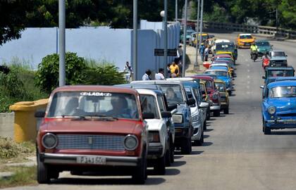 La gente hace largas filas para conseguir combustible en La Habana, Cuba