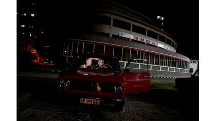 La gente hace una video llamada dentro de un automóvil en un punto de acceso a Internet en La Habana