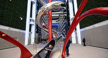 La gente hospedada en el MSC World Europa puede subirse al tobogán para bajar de un piso a otro