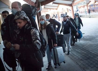La gente llega en tren desde Kharkiv, en el este de Ucrania, a Przemysl, Polonia, el jueves 24 de febrero de 2022. 
