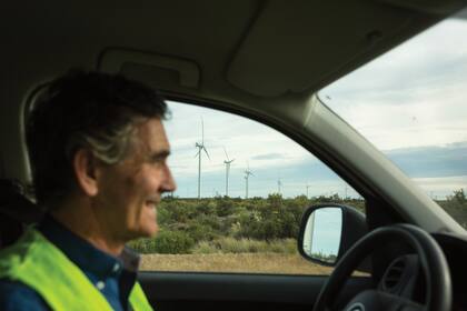 “La gente mayor es la más escéptica", dice Gort, en su camioneta