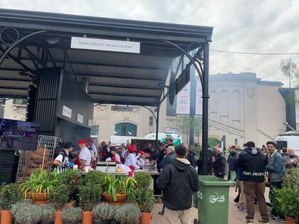 La gente mientras hacía fila para comprar un sándwich