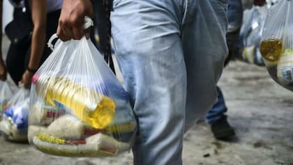 La gente mira las bolsas que otros llevan por la calle para recoger pistas de dónde encontrar productos