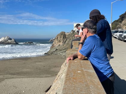 La gente mira las olas en Ocean Beach, en San Francisco, después de un terremoto que se sintió ampliamente en el norte de California, en diciembre de 2024