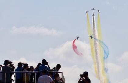 La gente mira los aviones de combate J-10 del equipo acrobático de Bayi