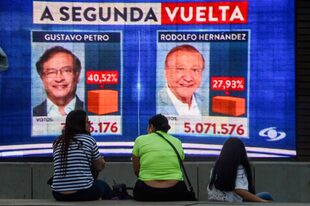 La gente mira los resultados electorales en una pantalla durante las elecciones presidenciales de Colombia, en Medellín, Colombia, el 29 de mayo de 2022