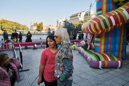 “La gente no viene a ver una escultura, sino a transitarla. Está viviendo una situación", dijo Minujín, muy demandada por el público para las fotos