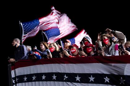 La gente observa cómo el presidente de Estados Unidos, Donald Trump, llega para un mitin de Make America Great Again en el Aeropuerto Regional Hickory en Hickory, Carolina del Norte, el 1 de noviembre de 2020