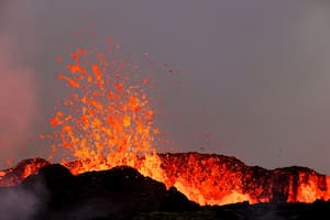 Impresionante erupción de un volcán en Islandia: piden a los turistas que no se acerquen porque lanza gases tóxicos