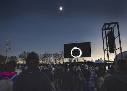 La gente observa la fase total de un eclipse solar total en el Parc Jean Drapeau, en Montreal, el lunes 8 de abril de 2024