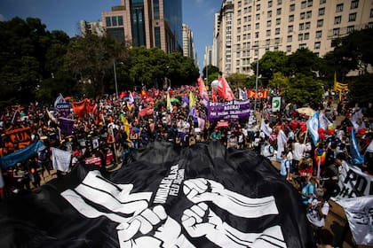 La gente participa en una manifestación contra el presidente brasileño Jair Bolsonaro en Río de Janeiro