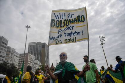 La gente participa en una manifestación para apoyar al presidente brasileño Jair Bolsonaro en medio del Día de la Independencia de Brasil, en la playa de Copacabana en Río de Janeiro; el jefe de Estado convocó a la sociedad buscando impulsar su base de extrema derecha