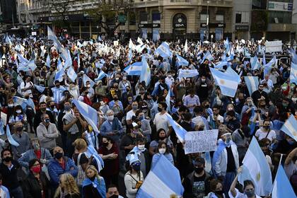 La gente participa en una protesta contra el gobierno del presidente argentino Alberto Fernández por el Obelisco, el 12 de octubre de 2020