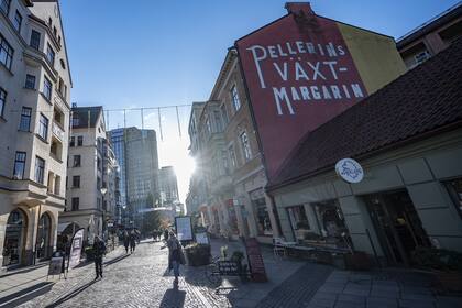 La gente pasea en el centro de Malmo, Suecia, el 20 de noviembre de 2020, en medio de la pandemia de coronavirus