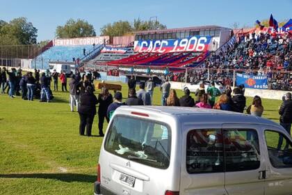 La gente pobló parte de las tribunas de estadio de Central Córdoba de Rosario