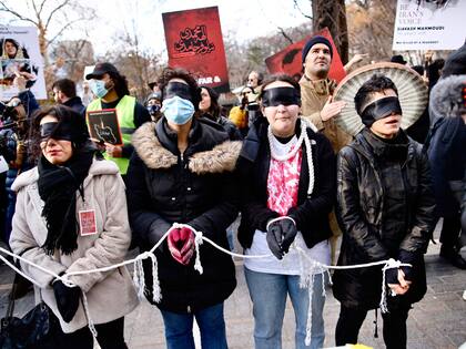 La gente protesta contra las ejecuciones y detenciones en Irán, frente a la Misión Permanente de Irán ante la ONU en la ciudad de Nueva York el 17 de diciembre de 2022.. (Photo by Kena Betancur / AFP)