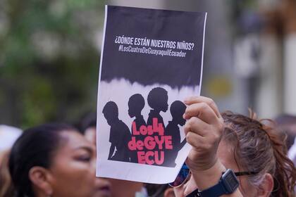 La gente protesta frente a la Fiscalía por la desaparición de cuatro niños que fueron vistos por última vez el 8 de diciembre de 2024 huyendo de un convoy militar en Guayaquil, el lunes 23 de diciembre de 2024.