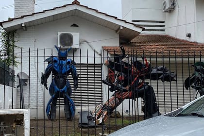 La gente que pasa por la casa de Federico Nieto en Adrogué para para fotografiar a los robots y sacarse selfies con ellos