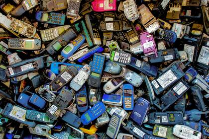 La gente quiere poder cambiarle la batería a sus teléfonos sin tener que tirarlos porque esto no es posible