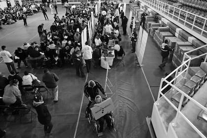 La gente recibe televisores gratuitos del programa “Mover a México” en Ciudad Juárez en enero de 2015.