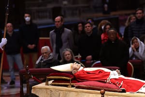 Entre turistas sorprendidos y fieles conmovidos, miles de personas despiden a Benedicto XVI en el Vaticano