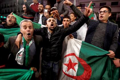 La gente salió a celebrar en las calles de Argel la renuncia de Buteflika
