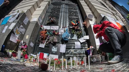 La gente se acerca a la puerta de la morgue para rendir homenaje a Santiago Maldonado