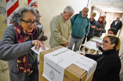La gente se acercó desde muy temprano a votar en la escuelas de Rosario